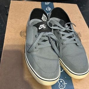 Nike sb shoes great for dressing up size 11.5 EUC